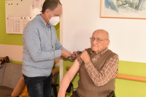 Bewohner des ÖJAB-Hauses St.Franziskus wird von einem Arzt geimpft.