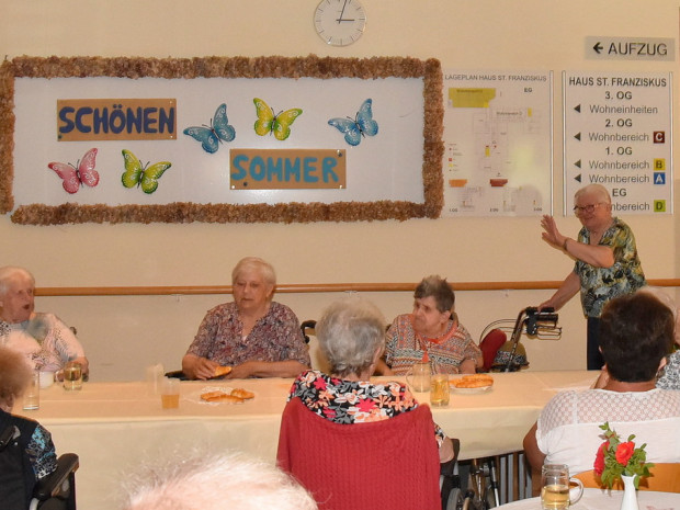 BewohnerInnen sitzend bei der gemeinsamen Geburtstagsfeier im ÖJAB-Haus St. Franziskus.