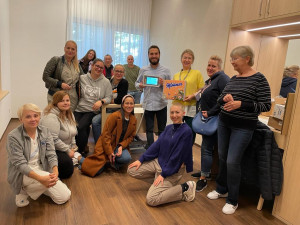 Gruppenfoto von MitarbeiterInnen vor einem modernen Pflegebett des neuen ÖJAB-Pflegewohnhauses Neumargareten.