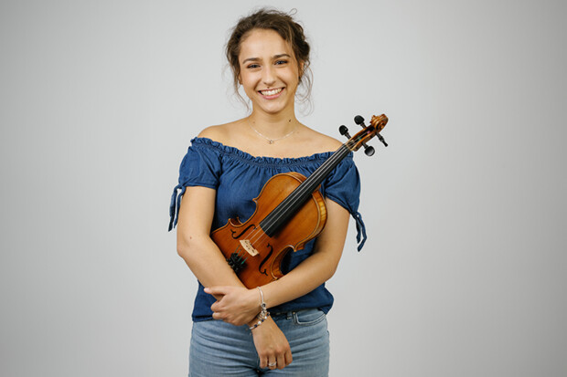 Protraitfoto Künstlerin Liza Paksi. Foto: Arnold Molnár 