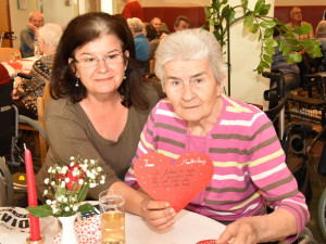 Bewohnerin und Angehörige feiern gemeinsam.