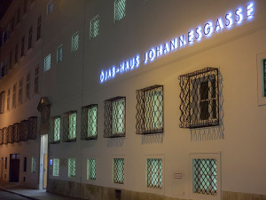 Außenaufnahme des ÖJAB-Hauses Johannesgasse bei Nacht.