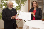 Eduard Schüssler erhält von Frau Sektionsleiterin für Entwicklung Botschafterin Dr.iur. Désirée Schweitzer in Vertretung des Österreichischen Außenministers Mag. Alexander Schallenberg im Bundesministerium für europäische und internationale Angelegenheiten das Goldene Ehrenzeichen für Verdienste um die Republik Österreich. 