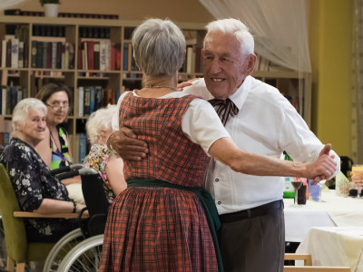 Tanzende HeimbewohnerInnen beim Sommerfest der SeniorInnenwohnanlage Aigen in Salzburg.