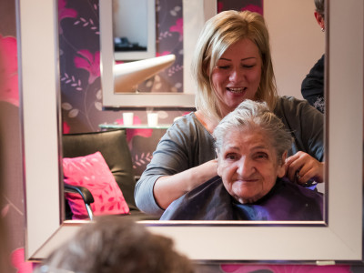 Bewohnerin beim hauseigenen Friseursalon der ÖJAB-SeniorInnenwohnanlage Aigen.