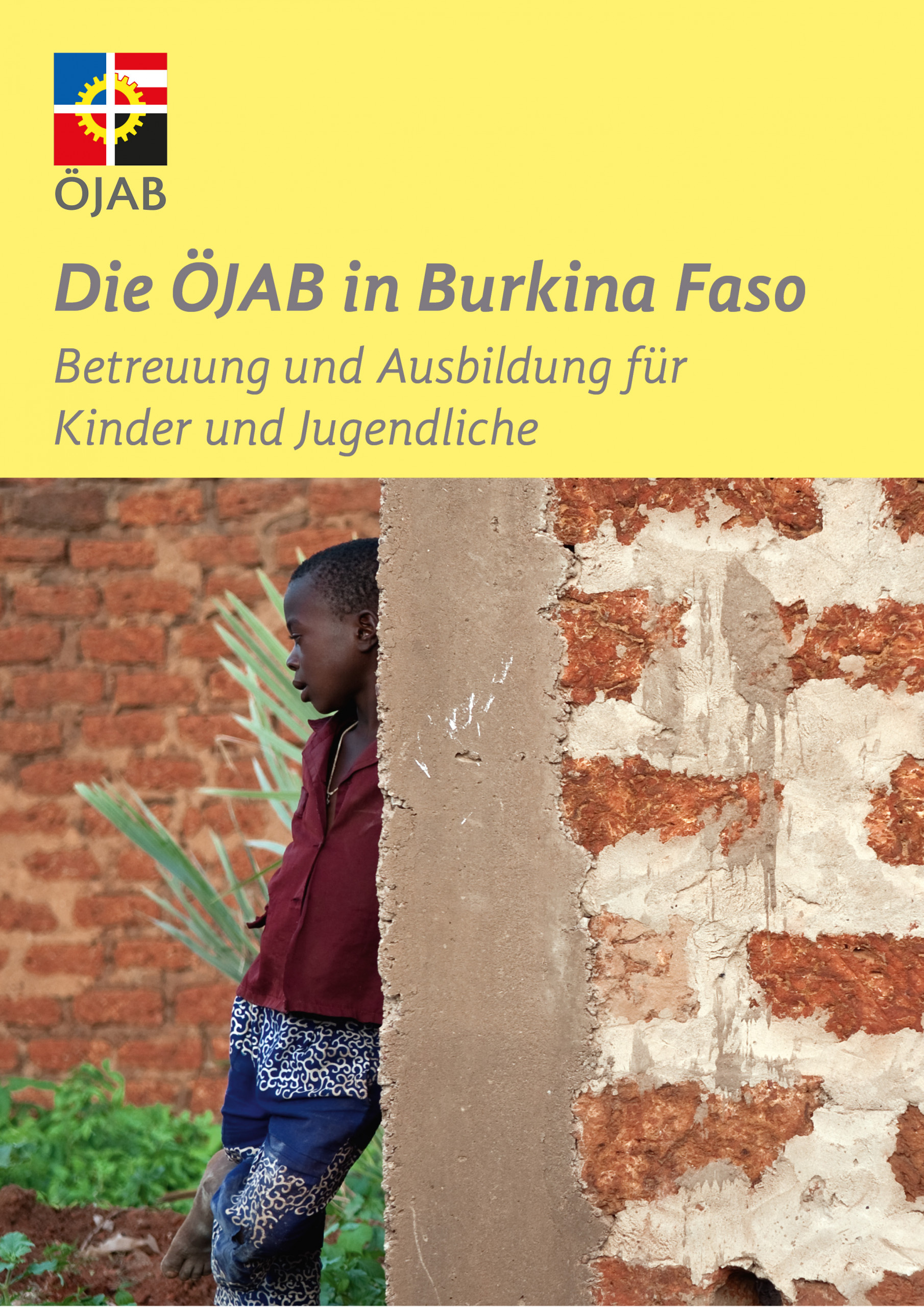 Foldercover der ÖJAB-EZA Broschüre über die Betreuung und Ausbildung für Kinder und Jugendliche in Burkina Faso.