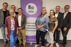 Die Wiedergewählten, von links: die Vizepräsident:innen Dr. Jürgen Figerl, Dr. Gabi Komin und KR. Gerhard Riedel, Präsident Mag. Ing. Günther Schlicker, Geschäftsführerin Dr. Monika Schüssler und ihre Stellvertreter:innen DGKP. Monika Antl-Bartl, Msc, Dieter Fröhlich und Ing. Harald Pöckl.
