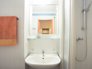 Bathroom at the ÖJAB-Haus Eisenstadt.