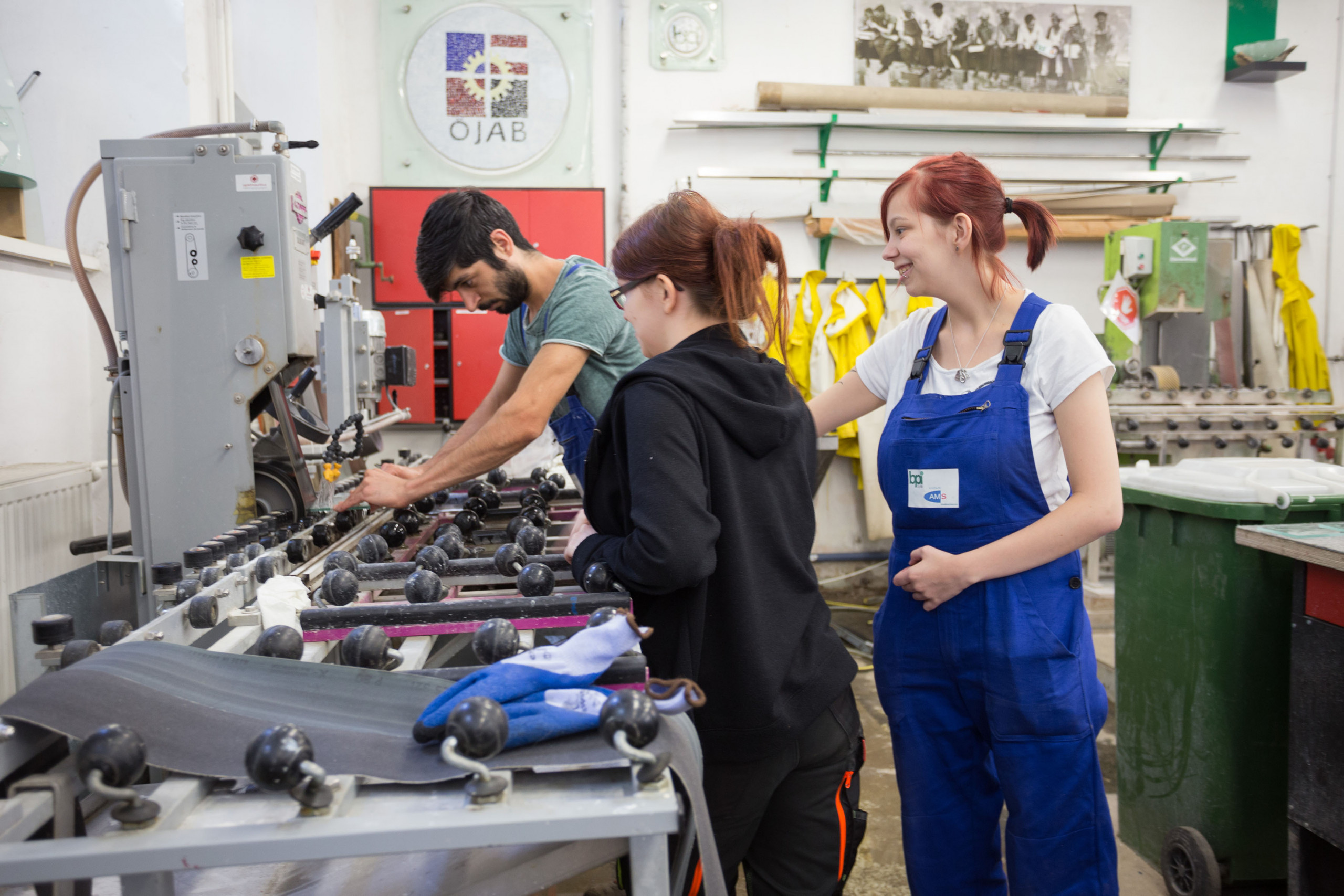 Lehrlinge in der Glasbautechnik-Werkstatt am BPI der ÖJAB.