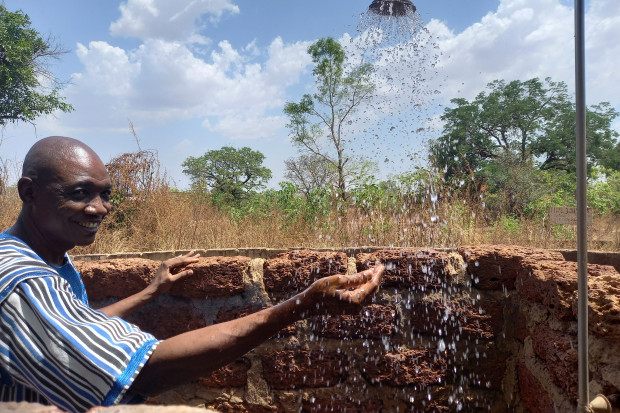 Wasser bedeutet Leben und Freude in Burkina Faso - Szene in einem Waisenhaus in Samandeni. 