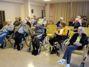 BewohnerInnen sitzend vor Vortragender Friedl Klein.