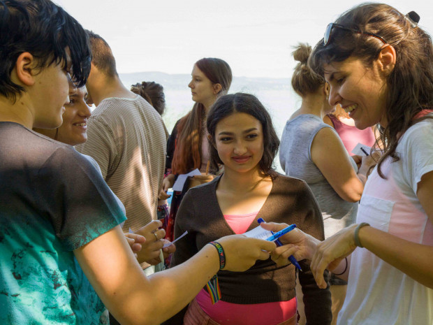 Teenagers in a group get to know each other and exchange ideas.