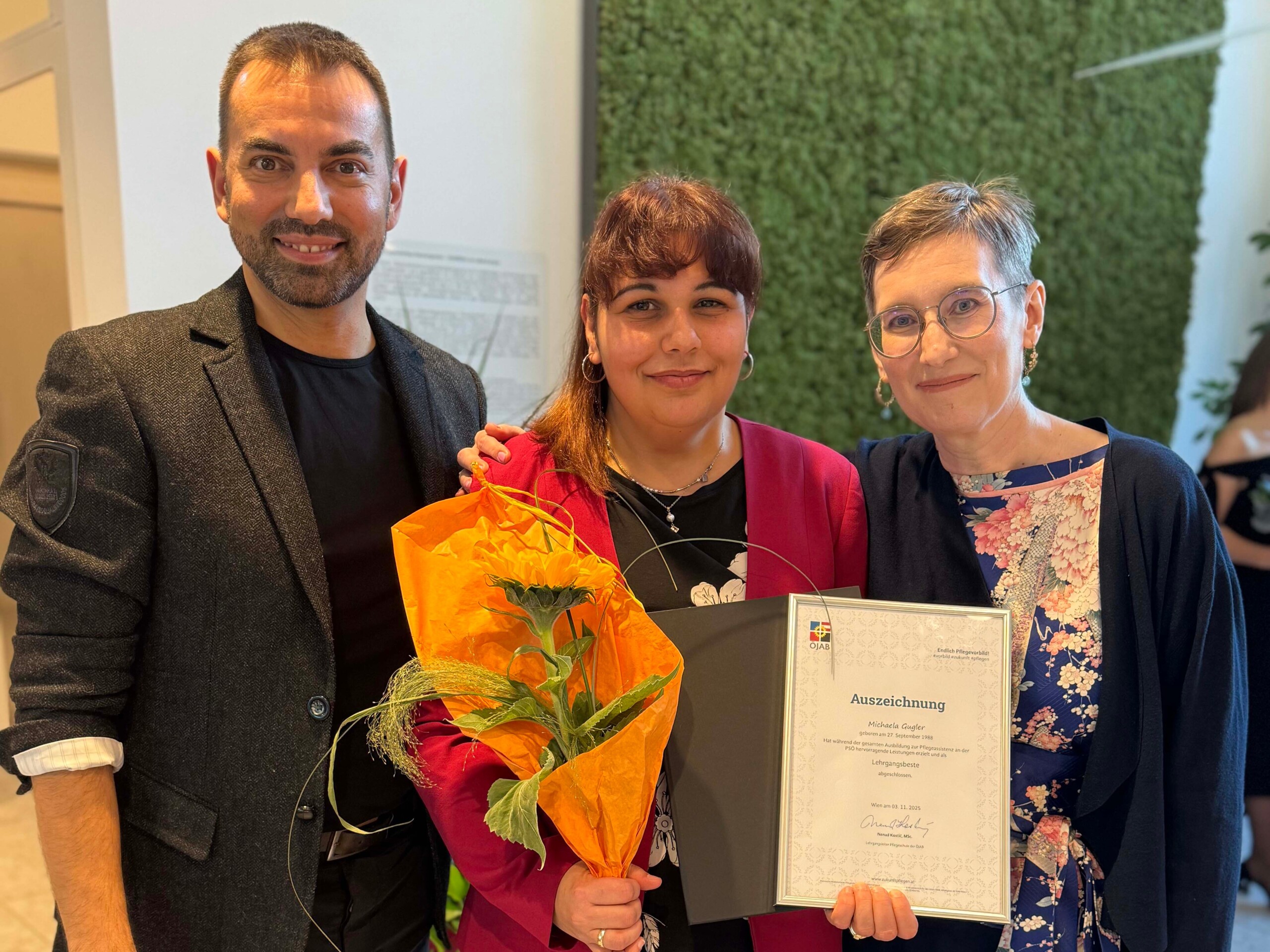 Jahrgangsbeste Michaela Gugler (mitte) zusammen mit Nenad Kostic,Lehrgangsleitung und Barbara Schawarz, Lehrgangsleitung Stellvertretung.