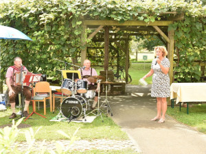 Heimleiterin Elisabeth Muhr begrüßt BewohnerInnen und Musik.
