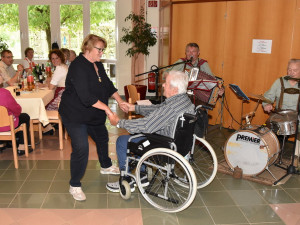 Mitabreiterin und Bewohner bewegen sich zur Musik.