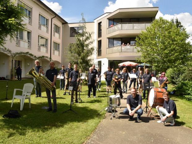 Die Stadtkappelle Güssing beim Konzert im Garten des Hauses.