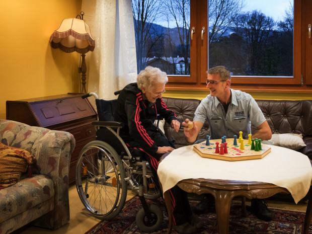 Pfleger betreut Bewohnerin der ÖJAB-SeniorInnenwohnanlage Aigen.