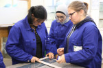 Foto 3: SET unterstützt junge Frauen auf ihrem Weg in die Berufswelt, vor allem für technische Berufe. 