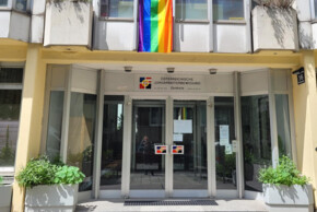 Außenaufnahme der ÖJAB-Zentrale mit Pride-Beflaggung.