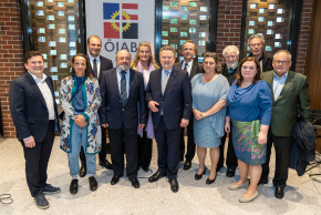 Ehrengäste der Eröffnungsveranstaltung, von links: Wilfried Zankl, Birgit Schweiger, Clemens-Wolfgang Niedrist, Wilhelm Perkowitsch, Monika Schüssler, Michael Ludwig, Gerhard Riedel, Monika Antl-Bartl, Eduard Schüssler, Michaela Winklbauer, Architekt Christian Krakora, Christian Konrad.Fotocredit: ÖJAB/APA-Fotoservice/Juhasz