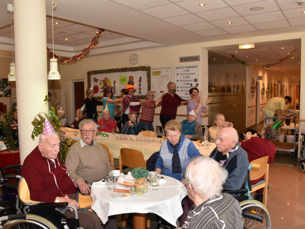 Faschingsfest mit BewohnerInnen und MitarbeiterInnen im ÖJAB-Haus St.Franziskus.