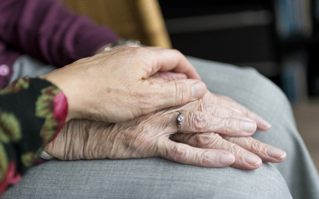 Symbolbild Pflege: Hände von SeniorInnen