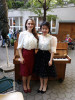 Die Pianistin Wenqi Zhao (rechts) und die Sängerin Anna Nekhames (links) geben im Garten des ÖJAB-Hauses Neumargareten ein Konzert.