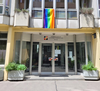 Außenaufnahme der ÖJAB-Zentrale mit Pride-Beflaggung.