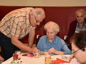 Bewohnerin und Angehörige feiern gemeinsam.
