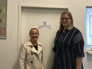 Besuch einer Teilnehmerin (rechts) am Praktikumsplatz in der Produktionsschule ÖJAB-Bildung, Perspektive und Integration durch Steffi Ballhaus von der Johanniter Akademie (links).