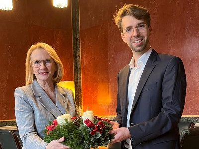 Doris Bures, Dritte Präsidentin des Nationalrates mit Nikolaus Petronczki, Mitarbeiter Unternehmenskommunikation ÖJAB. Foto: Doris Bures (c), das Foto machte parlamentarische MA Sabine Sommerauer, LL.B. (WU)