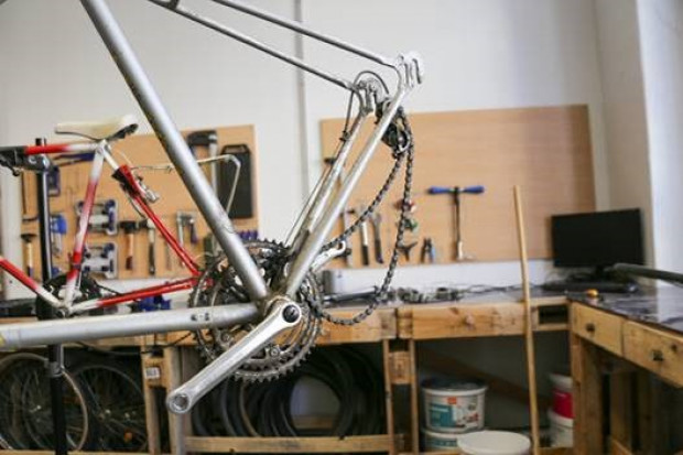 Fahrrad wird repariert in einer Werkstatt.