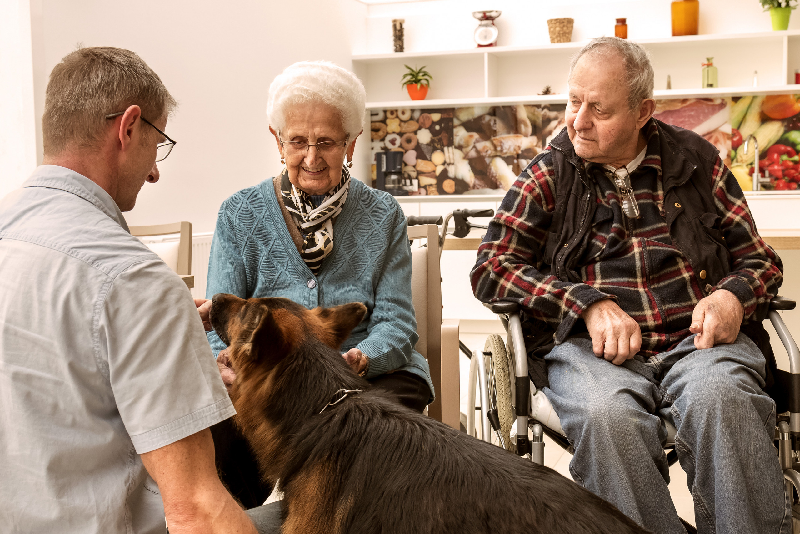 BewohnerInnen mit Pfleger und Hund.
