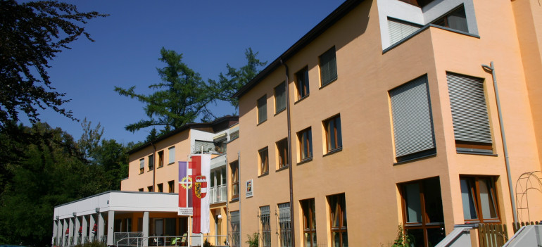 Outdoor shot of the SeniorInnenwohnanlage Aigen in Salzburg. 