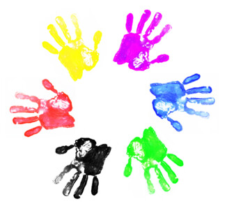 Ein Kreis aus sechs farbigen Handabdrücken auf weißem Hintergrund. Die Handabdrücke sind in den Farben Rot, Gelb, Pink, Blau, Grün und Schwarz dargestellt und bilden eine gleichmäßige Anordnung, die an ein Rad erinnert. Das Motiv steht für Diversität, Inklusion und gemeinschaftliches Miteinander.
