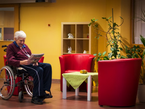 Bewohner im Foyer der ÖJAB-SeniorInnenwohnanlage Aigen.