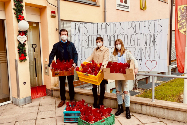 Gruppenfoto: Leitung der ÖJAB-SWA Aigen Patrick Ebeling, Lara Pirchner und Elena Schöneberger mit Nikolaus-Sackerln.