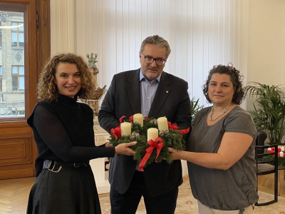 Peter Hacker, Wiener Stadtrat für Soziales, Gesundheit und Sport (Mitte), Alma Avdic, Leiterin des BPI der ÖJAB (links) und Monika Antl-Bartl, Stv. Geschäftsführerin der ÖJAB (rechts).