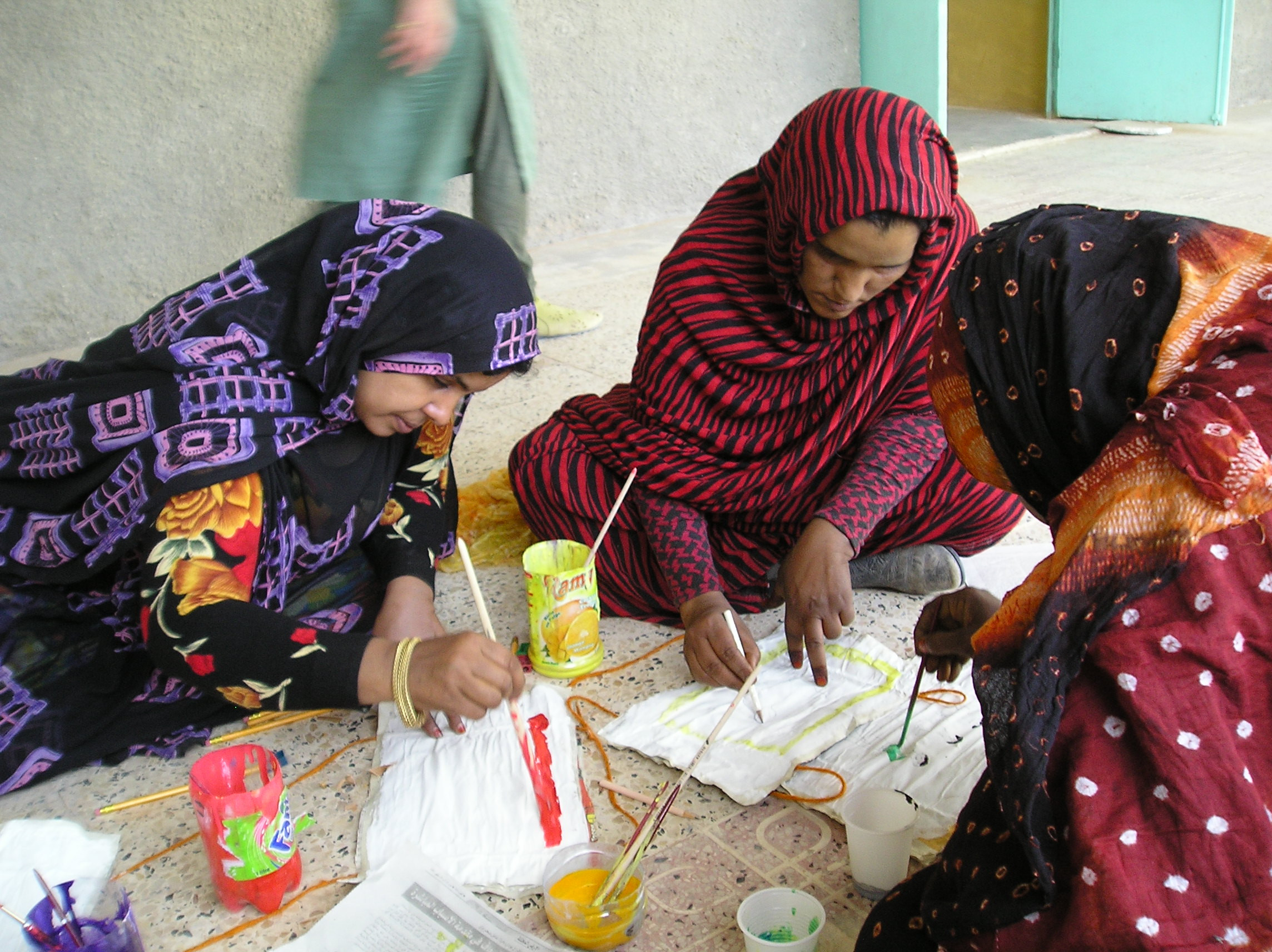 Drei Teilnehmerinnen bei der Kindergärtnerinnenausbildung der ÖJAB in der Westsahara.