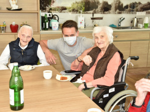 Bewohnerinnen mit Pfleger im ÖJAB-Haus St. Franziskus.