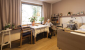 Ein Einbettzimmer im Neubau des ÖJAB-Pflegewohnhauses Salzburg – Wohlfühlen im Park mit Bewohnerin.
