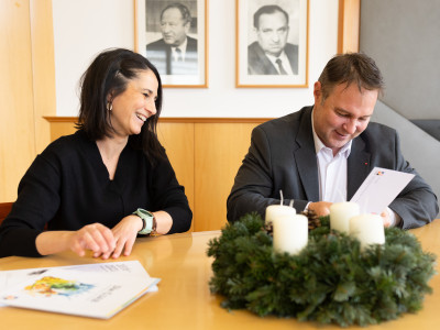SPÖ-Klubvorsitzer Andreas Babler mit Daniela Lucia Bichl, ÖJAB-Öffentlichkeitsarbeit. Foto: David Gartner 