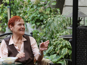 BewohnerInnen sitzend im Garten des ÖJAB-Hauses Neumargareten.