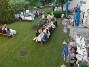 MitarbeiterInnen des Hauses beim "Danke Fest" im Garten sitzend.