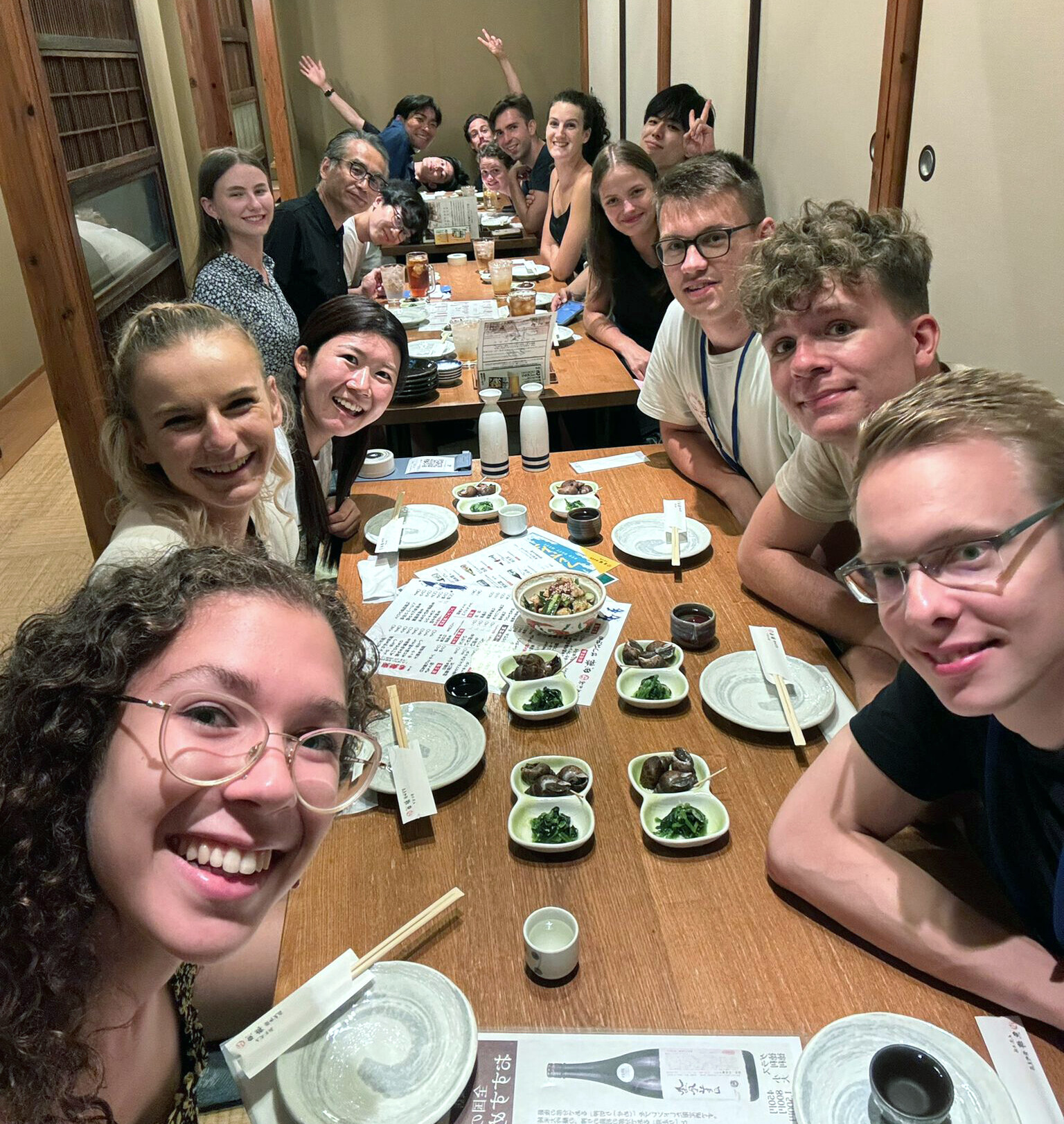 Jugendgruppe aus Österreich in Japan in einem typischen Restaurant (YUAI 2024).