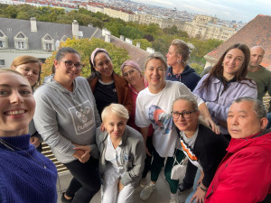 Gruppenfoto von MitarbeiterInnen auf der obersten Terasse des neuen ÖJAB-Pflegewohnhauses Neumargareten.