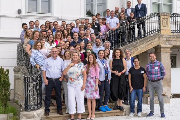 Gruppenfoto von ÖJAB-Führungskräften vor dem Schloss Miller Aichholz