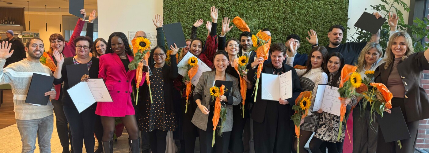 Absolvent:innen und Lehrkräfte der Pflegeschule der ÖJAB 2025 beim gemeinsamen Gruppenfoto auf der Abschlussfeier im ÖJAB-Pflegewohnhaus Neumargareten in Wien.
