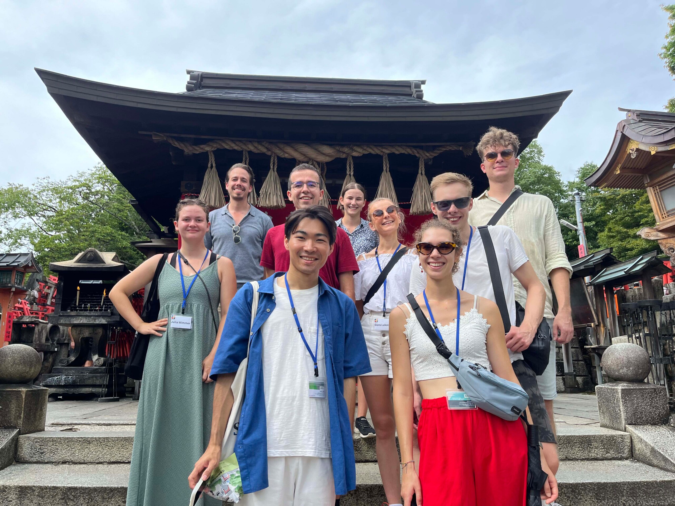 Eine Jugendgruppe der ÖJAB in Japan vor einem Shintō-Schrein.
