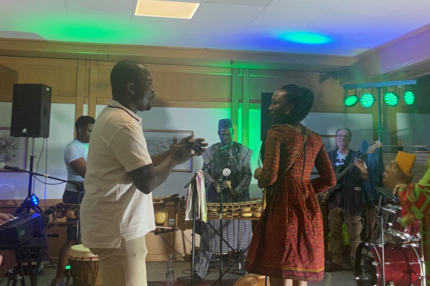 BesucherInnen tanzen zu Live-Musik